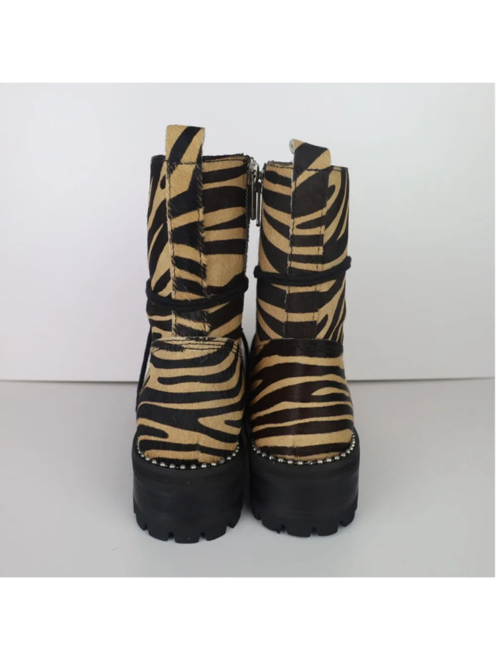 Aqua Women’s Tiger Print Jax Studded Hiker Combat Boots Lace Up Round Toe 5.5 - Picture 11 of 16